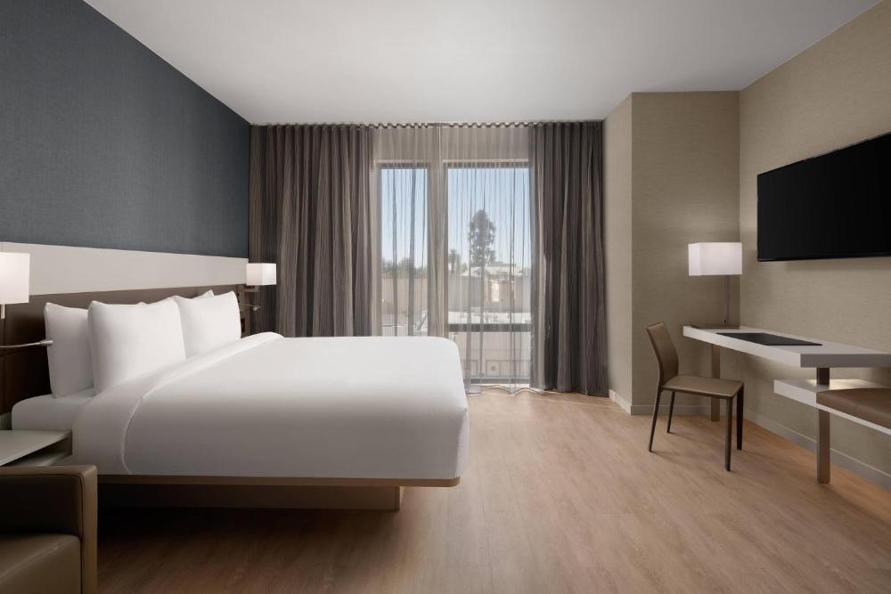 Guest Room, 1 King interior