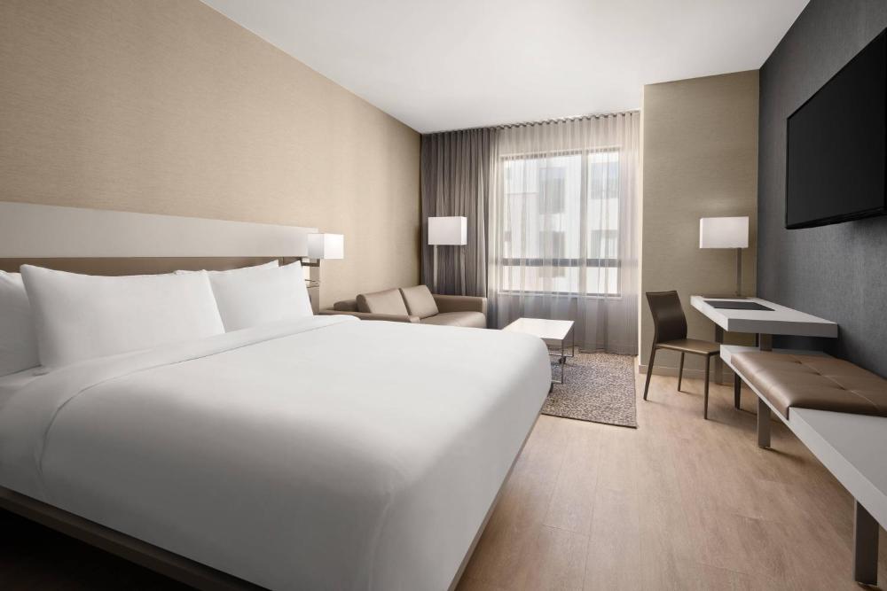 Guest room, 1 King, City view interior